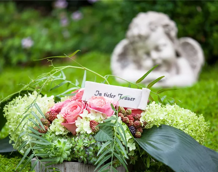 Das Grab im Sommer – die richtigen Blumen finden Das Grab im Sommer – die richtigen Blumen finden