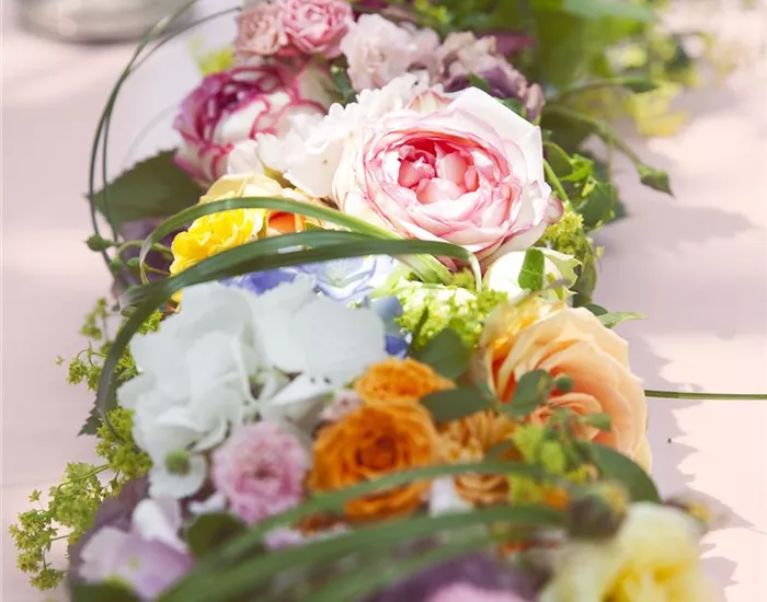 Blumen als ideale Tischdeko für den wichtigsten Tag im Leben